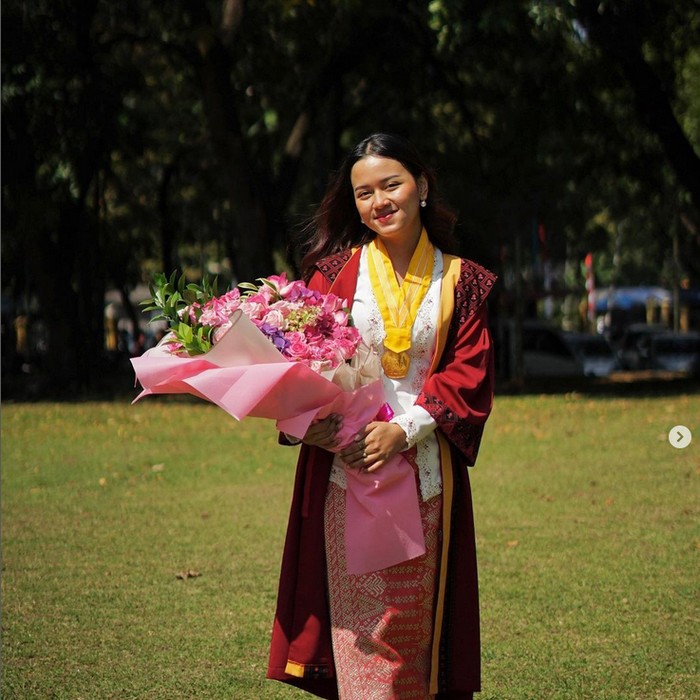 Jian Ayune Sundul Langit, anak Bupati Ponorogo berhasil cumlaude. Jian Ayune Sundul Langit, anak Bupati Ponorogo berhasil cumlaude.