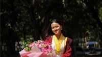 Jian Ayune Sundul Langit adalah anak pertama dari Bupati Ponorogo Sugiri Sancoko. Jian batal kuliah di Universitas Gadjah Mada (UGM) dan memilih kuliah ke Universitas Padjajaran (Unpad) gegara nama. Penasaran dengan nama Jian Ayune Sundul Langit? (Foto: Dok. Instagram @nathalieholscher.)