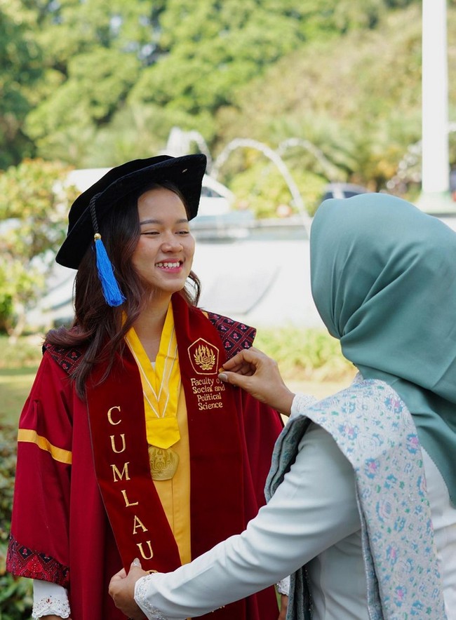 Jian Ayune atau akrab disapa Jeje sudah menyelesaikan studinya di Fakultas Ilmu Sosial dan Politik di Unpad. Jeje bahkan meraih gelar cumlaude dengan predikat pujian dan membuat kedua orang tuanya merasa bangga. Foto: Dok. Instagram @jianayune.