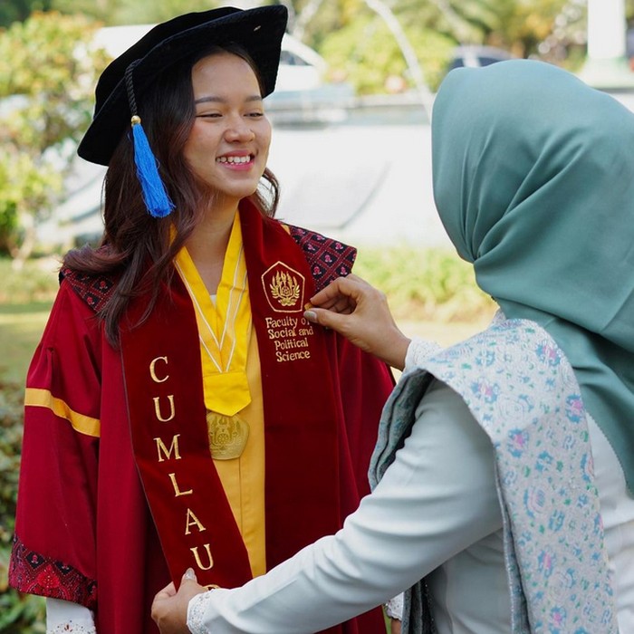 Jian Ayune Sundul Langit, anak Bupati Ponorogo berhasil cumlaude. Jian Ayune Sundul Langit, anak Bupati Ponorogo berhasil cumlaude.