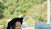 Jian tengah bersama ibunya usai prosesi wisuda. (Foto: Dok. Instagram @nathalieholscher.)