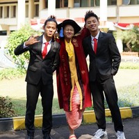 Tak hanya putrinya, Giri juga memberi nama unik untuk anak-anaknya yang lain. Semu namaanya terinspirasi dari bahasa Jawa. Anak kedua bernama Muhammad Lintang Panuntun Qolbu. Kemudian anak ketiga diberi nama Muhammad Gibran Cahyaning Pengeran. Nomer dua itu Lintang, meski kecil tapi tinggi dan jadi cahaya penuntun kalbu. Kalau nomer tiga, saya suka baca buku Kahlil Gibran. Namanya saya ambil dari sana, Gibran, ujar Giri. Foto: Dok. Instagram @jianayune.