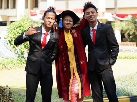 Jian Ayune Sundul Langit, anak Bupati Ponorogo berhasil cumlaude.