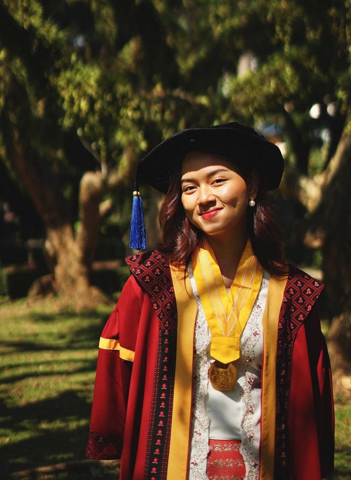 Jian Ayune Sundul Langit, anak Bupati Ponorogo berhasil cumlaude. Jian Ayune Sundul Langit, anak Bupati Ponorogo berhasil cumlaude.