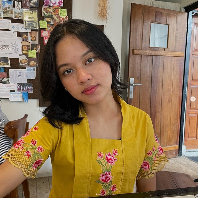 Foto wisuda Jian menjadi perhatian warganet karena keunikannya. Bukan karena fotonya, warganet justru salah fokus ke namanya yang memang unik. Warganet pun ramai-ramai membahas nama yang diberikan oleh Bupati pada putrinya itu. Foto: Dok. Instagram @jianayune.