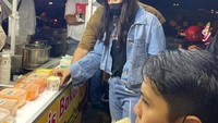 Saat di alun-alun, Kaesang dan Erina mampir ke sebuah penjual sosis bakar. Di sana mereka ikut antre seperti pelanggan lainnya. Foto: Instagram