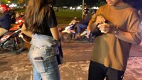 Selain sosis bakar, Kaesang yang ditemani dengan Erina juga membeli jagung rebus. Mereka pun menikmati bersama di alun-alun. Foto: Instagram
