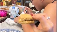 Tak disangka, Kaesang Pangarep juga pandai memasak. Ia pernah membuatkan tahu petis untuk sang istri Erina. Foto: Instagram