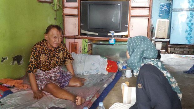 Kakek Tojadi bersama tim berbuatbaik.id