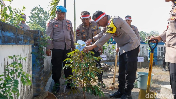 Kapolres Jombang saat menanam pohon di Mapolres Jombang.