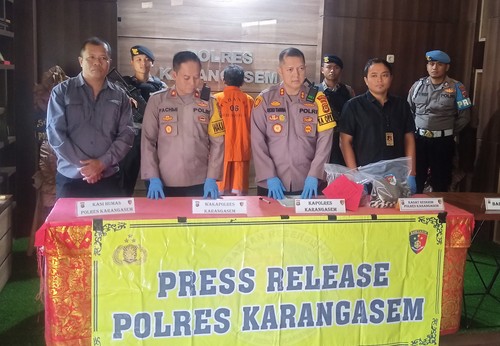 Kapolres Karangasem AKBP Ricko AA Taruna saat melaksanakan press release terkait kasus pencabulan bocah SD yang dilakukan lansia 70 tahun di Polres Karangasem, Jumat (18/8/2023). (I Wayan Selamat Juniasa)