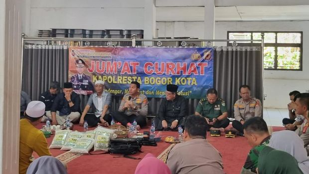 Kapolresta Bogor Kota Kombes Bismo Teguh Prakoso bertemu dengan warga Bantarjati.