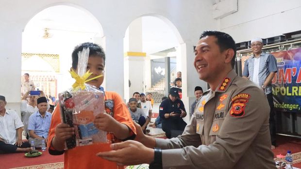 Kapolresta Bogor Kota Kombes Bismo Teguh Prakoso bertemu dengan warga Bantarjati.