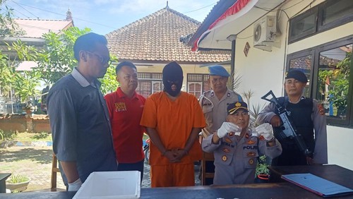 Kapolsek Kawasan Pelabuhan Gilimanuk Kompol I Dewa Putu Werdhiana saat konferensi pers di Mapolsek Kawasan Pelabuhan Gilimanuk, Jumat (18/8/2023). (I Putu Adi Budiastrawan/detikBali)