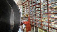 Tak hanya pita kaset di tempat ini juga menjual piringan hitam. (Foto: Wisma Putra/detikJabar)