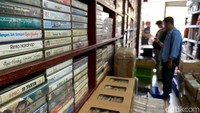 DU 68 Musik masih menjadi salah satu tempat yang masih menjual kaset pita, VCD, DVD dan piringan hitam di Kota Bandung. Lokasinya ada di Jalan Dipatiukur. (Foto: Wisma Putra/detikJabar)