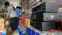 Tak hanya pita kasetnya saja, DU 68 Musik juga menjual alat untuk memutarnya. (Foto: Wisma Putra/detikJabar)