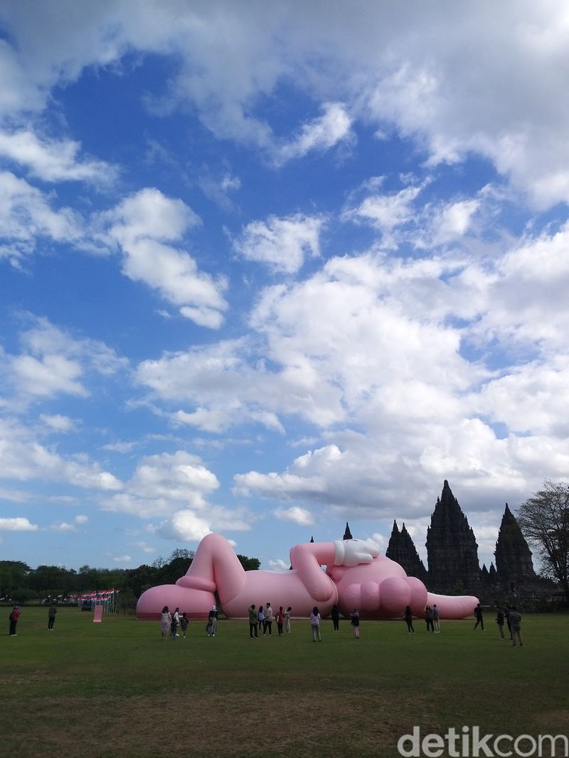 Kaws: Holiday Indonesia di kompleks Candi Prambanan, Yogyakarta.