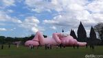 7 Jepretan Patung Raksasa KAWS Lagi Rebahan Nih di Indonesia