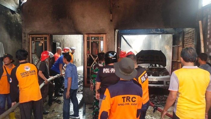 Kebakaran di Desa Medini, Kecamatan Undaan, Kabupaten Kudus, hanguskan dua rumah dan satu mobil, Jumat (18/8/2023).