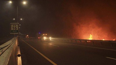 Bahaya! Kebakaran Lahan Dekati Tol Palembang-Indralaya