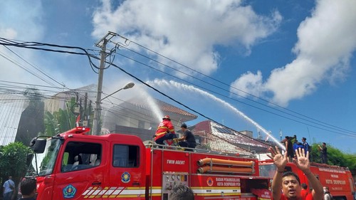Petugas pemadam kebakaran berupaya memadamkan api di rumah dua lantai di Denpasar Timur, Kota Denpasar. Kebakaran terjadi pada Jumat siang (18/8/2023).