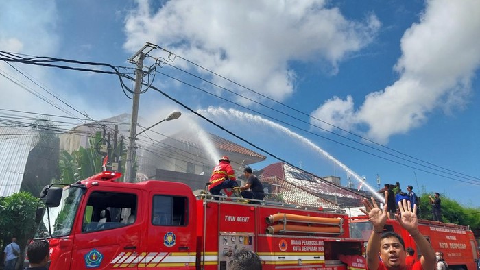 Petugas pemadam kebakaran berupaya memadamkan api di rumah dua lantai di Denpasar Timur, Kota Denpasar. Kebakaran terjadi pada Jumat siang (18/8/2023).