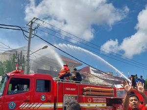 Rumah Dua Lantai Terbakar, 28 Petugas-5 Mobil Pemadam Dikerahkan