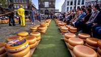 Keju Gouda tercatat sebagai salah satu keju tertua yang masih terus dibuat. Keju Gouda pertama kali disebut pada tahun 1184. Meskipun sekarang sudah ada teknologi modern, tapi di Belanda ada sekitar 300 petani Belanda yang masih melestarikan cara pembuatan keju Gouda ini secara tradisional.
