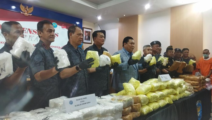 Kepala BNN Petrus Golose merilis pengungkapan 5 kasus dengan barang bukti 247 kg narkoba di Kantor BNN, Cawang, Jaktim, Jumat (18/8/2023).