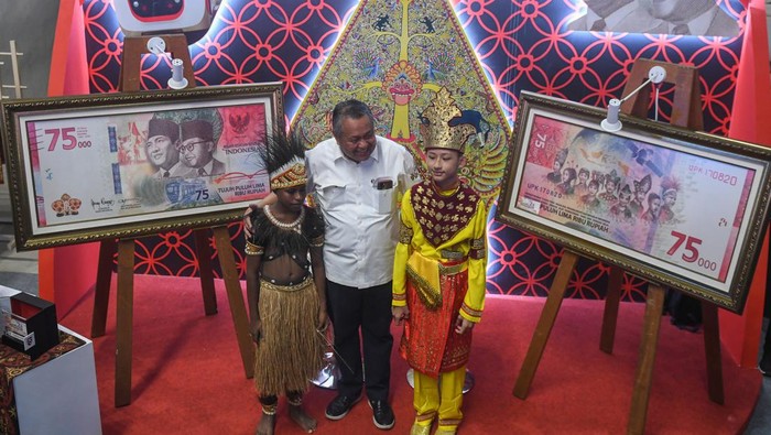 Model dalam gambar uang kertas pecahan Rp75.000, Muhammad Izzam Athaya berpose dalam Festival Rupiah Berdaulat Indonesia (Ferbi) di Istora Senayan, kompleks Gelora Bung Karno, Jakarta, Jumat (18/8/2023). Acara yang digelar oleh Bank Indonesia hingga 20 Agustus 2023 tersebut bertujuan meningkatkan kesadaran masyarakat akan peran pentingnya Rupiah dalam sejarah bangsa sekaligus menumbuhkan optimisme, semangat kebangsaan, dan memperkuat kedaulatan negara melalui Rupiah. ANTARA FOTO/Aditya Pradana Putra/nym.