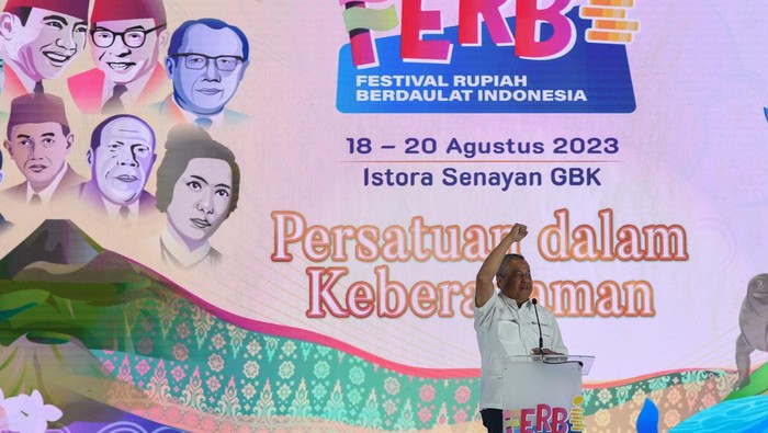 Keseruan Festival Rupiah, Bisa Lihat Uang-uang Bersejarah Model dalam gambar uang kertas pecahan Rp75.000, Muhammad Izzam Athaya berpose dalam Festival Rupiah Berdaulat Indonesia (Ferbi) di Istora Senayan, kompleks Gelora Bung Karno, Jakarta, Jumat (18/8/2023). Acara yang digelar oleh Bank Indonesia hingga 20 Agustus 2023 tersebut bertujuan meningkatkan kesadaran masyarakat akan peran pentingnya Rupiah dalam sejarah bangsa sekaligus menumbuhkan optimisme, semangat kebangsaan, dan memperkuat kedaulatan negara melalui Rupiah. ANTARA FOTO/Aditya Pradana Putra/nym.