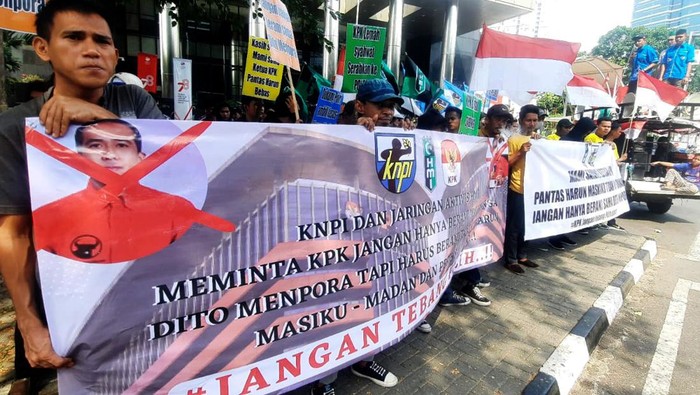 Puluhan Pemuda Indonesia yang tergabung dalam KNPI dan aktivis HMI melakukan aksi damai di depan KPK. Apa yang mereka tuntut?
