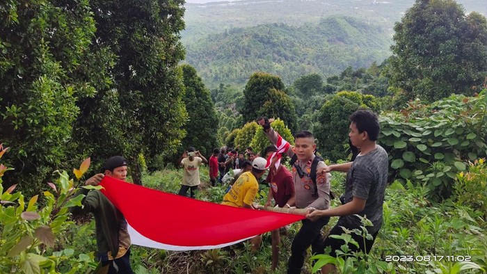 Kepolisian Resor Kolaka Utara, Sulawesi Tenggara (Sultra) melakukan pengibaran bendera merah putih di ketinggian 2.422 Mdpl dalam rangka memperingati HUT ke-78 RI.