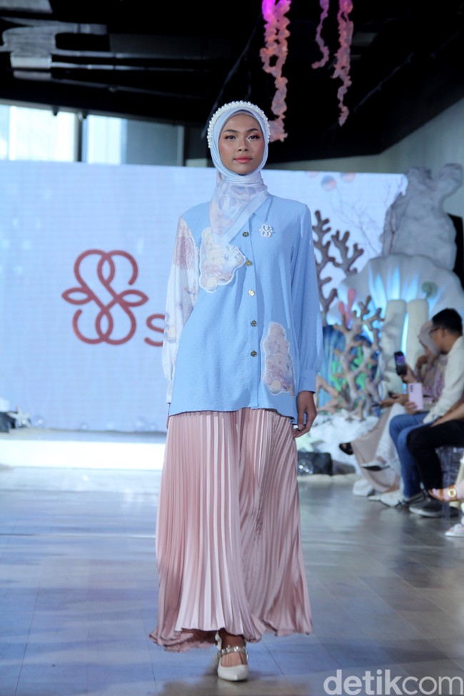 Fashion show koleksi terbaru brand Shi by Shireen Sungkar digelar di Hotel Alila SCBD, Jakarta. Shireen melakukan rebranding pada brand miliknya dan kini merilis koleksi tanpa sang kakak Zaskia Sungkar.  Foto: Mohammad Abduh/detikcom.
