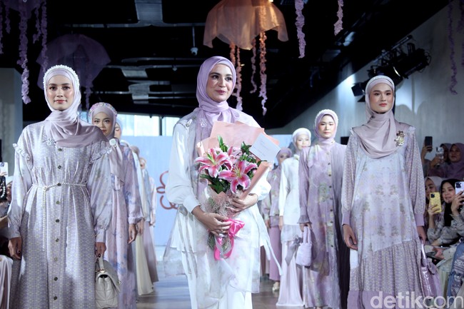 Fashion show koleksi terbaru brand Shi by Shireen Sungkar digelar di Hotel Alila SCBD, Jakarta. Shireen melakukan rebranding pada brand miliknya dan kini merilis koleksi tanpa sang kakak Zaskia Sungkar. Foto: Mohammad Abduh/detikcom.