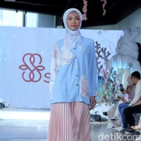 Fashion show koleksi terbaru brand Shi by Shireen Sungkar digelar di Hotel Alila SCBD, Jakarta. Shireen melakukan rebranding pada brand miliknya dan kini merilis koleksi tanpa sang kakak Zaskia Sungkar.  Foto: Mohammad Abduh/detikcom.