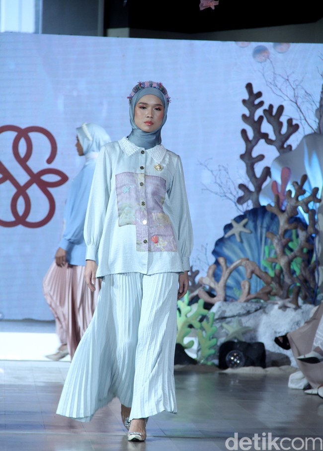 Fashion show koleksi terbaru brand Shi by Shireen Sungkar digelar di Hotel Alila SCBD, Jakarta. Shireen melakukan rebranding pada brand miliknya dan kini merilis koleksi tanpa sang kakak Zaskia Sungkar. Foto: Mohammad Abduh/detikcom.