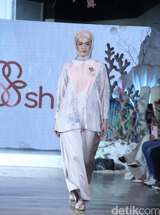 Fashion show koleksi terbaru brand Shi by Shireen Sungkar digelar di Hotel Alila SCBD, Jakarta. Shireen melakukan rebranding pada brand miliknya dan kini merilis koleksi tanpa sang kakak Zaskia Sungkar.  Foto: Mohammad Abduh/detikcom.