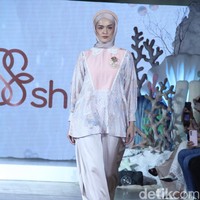 Fashion show koleksi terbaru brand Shi by Shireen Sungkar digelar di Hotel Alila SCBD, Jakarta. Shireen melakukan rebranding pada brand miliknya dan kini merilis koleksi tanpa sang kakak Zaskia Sungkar.  Foto: Mohammad Abduh/detikcom.