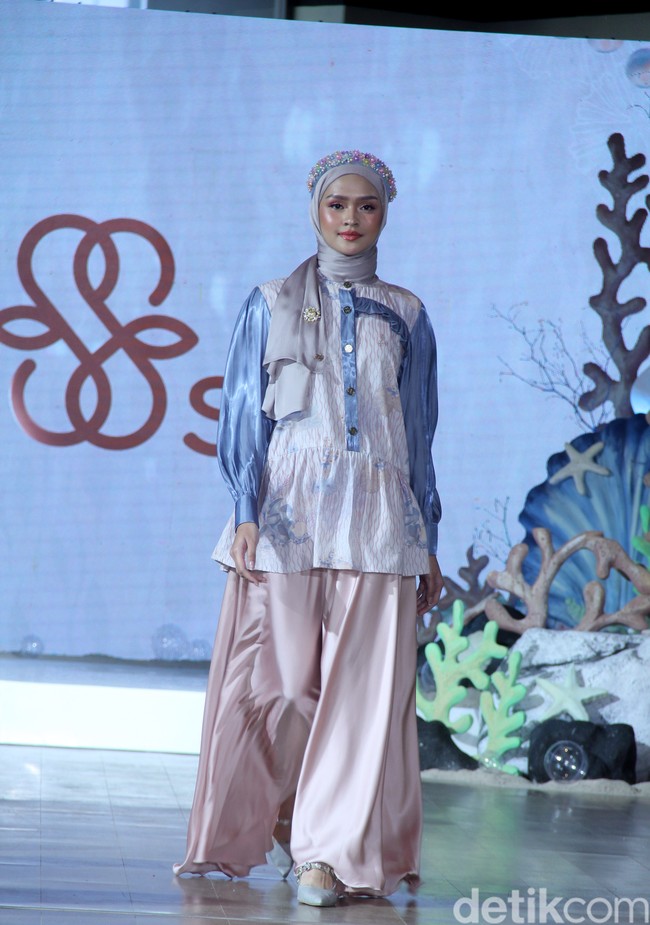 Fashion show koleksi terbaru brand Shi by Shireen Sungkar digelar di Hotel Alila SCBD, Jakarta. Shireen melakukan rebranding pada brand miliknya dan kini merilis koleksi tanpa sang kakak Zaskia Sungkar. Foto: Mohammad Abduh/detikcom.