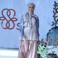 Fashion show koleksi terbaru brand Shi by Shireen Sungkar digelar di Hotel Alila SCBD, Jakarta. Shireen melakukan rebranding pada brand miliknya dan kini merilis koleksi tanpa sang kakak Zaskia Sungkar. Foto: Mohammad Abduh/detikcom.