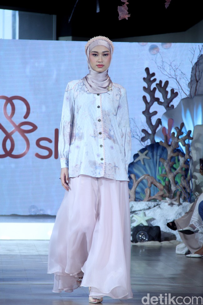Fashion show koleksi terbaru brand Shi by Shireen Sungkar digelar di Hotel Alila SCBD, Jakarta. Shireen melakukan rebranding pada brand miliknya dan kini merilis koleksi tanpa sang kakak Zaskia Sungkar.  Foto: Mohammad Abduh/detikcom.