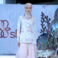 Fashion show koleksi terbaru brand Shi by Shireen Sungkar digelar di Hotel Alila SCBD, Jakarta. Shireen melakukan rebranding pada brand miliknya dan kini merilis koleksi tanpa sang kakak Zaskia Sungkar.  Foto: Mohammad Abduh/detikcom.