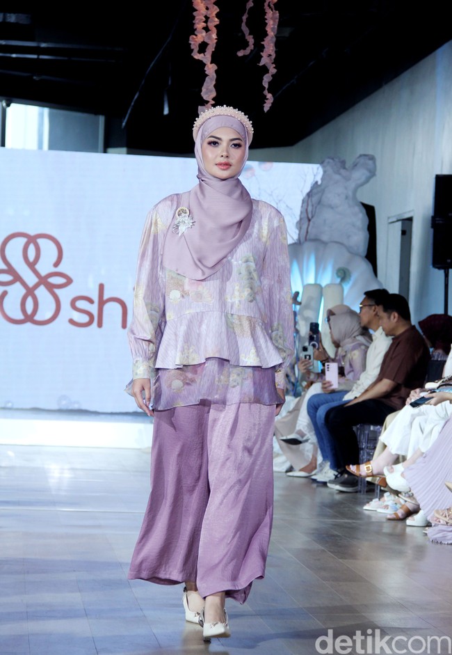 Fashion show koleksi terbaru brand Shi by Shireen Sungkar digelar di Hotel Alila SCBD, Jakarta. Shireen melakukan rebranding pada brand miliknya dan kini merilis koleksi tanpa sang kakak Zaskia Sungkar. Foto: Mohammad Abduh/detikcom.