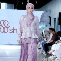 Fashion show koleksi terbaru brand Shi by Shireen Sungkar digelar di Hotel Alila SCBD, Jakarta. Shireen melakukan rebranding pada brand miliknya dan kini merilis koleksi tanpa sang kakak Zaskia Sungkar. Foto: Mohammad Abduh/detikcom.