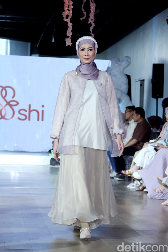 Fashion show koleksi terbaru brand Shi by Shireen Sungkar digelar di Hotel Alila SCBD, Jakarta. Shireen melakukan rebranding pada brand miliknya dan kini merilis koleksi tanpa sang kakak Zaskia Sungkar. Foto: Mohammad Abduh/detikcom.