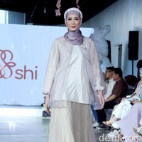 Fashion show koleksi terbaru brand Shi by Shireen Sungkar digelar di Hotel Alila SCBD, Jakarta. Shireen melakukan rebranding pada brand miliknya dan kini merilis koleksi tanpa sang kakak Zaskia Sungkar. Foto: Mohammad Abduh/detikcom.