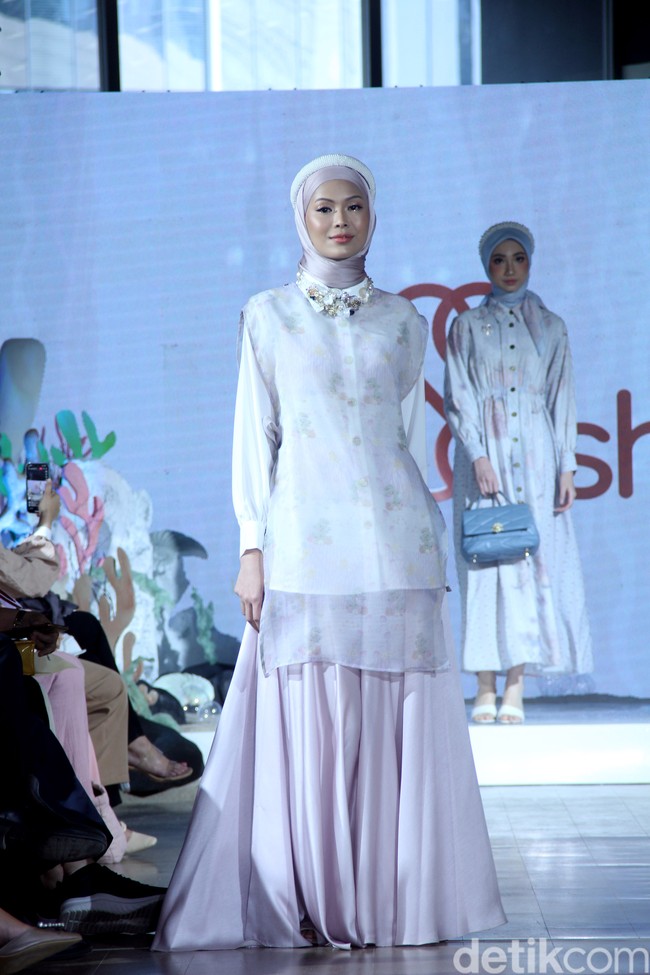 Fashion show koleksi terbaru brand Shi by Shireen Sungkar digelar di Hotel Alila SCBD, Jakarta. Shireen melakukan rebranding pada brand miliknya dan kini merilis koleksi tanpa sang kakak Zaskia Sungkar. Foto: Mohammad Abduh/detikcom.