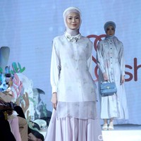 Fashion show koleksi terbaru brand Shi by Shireen Sungkar digelar di Hotel Alila SCBD, Jakarta. Shireen melakukan rebranding pada brand miliknya dan kini merilis koleksi tanpa sang kakak Zaskia Sungkar. Foto: Mohammad Abduh/detikcom.